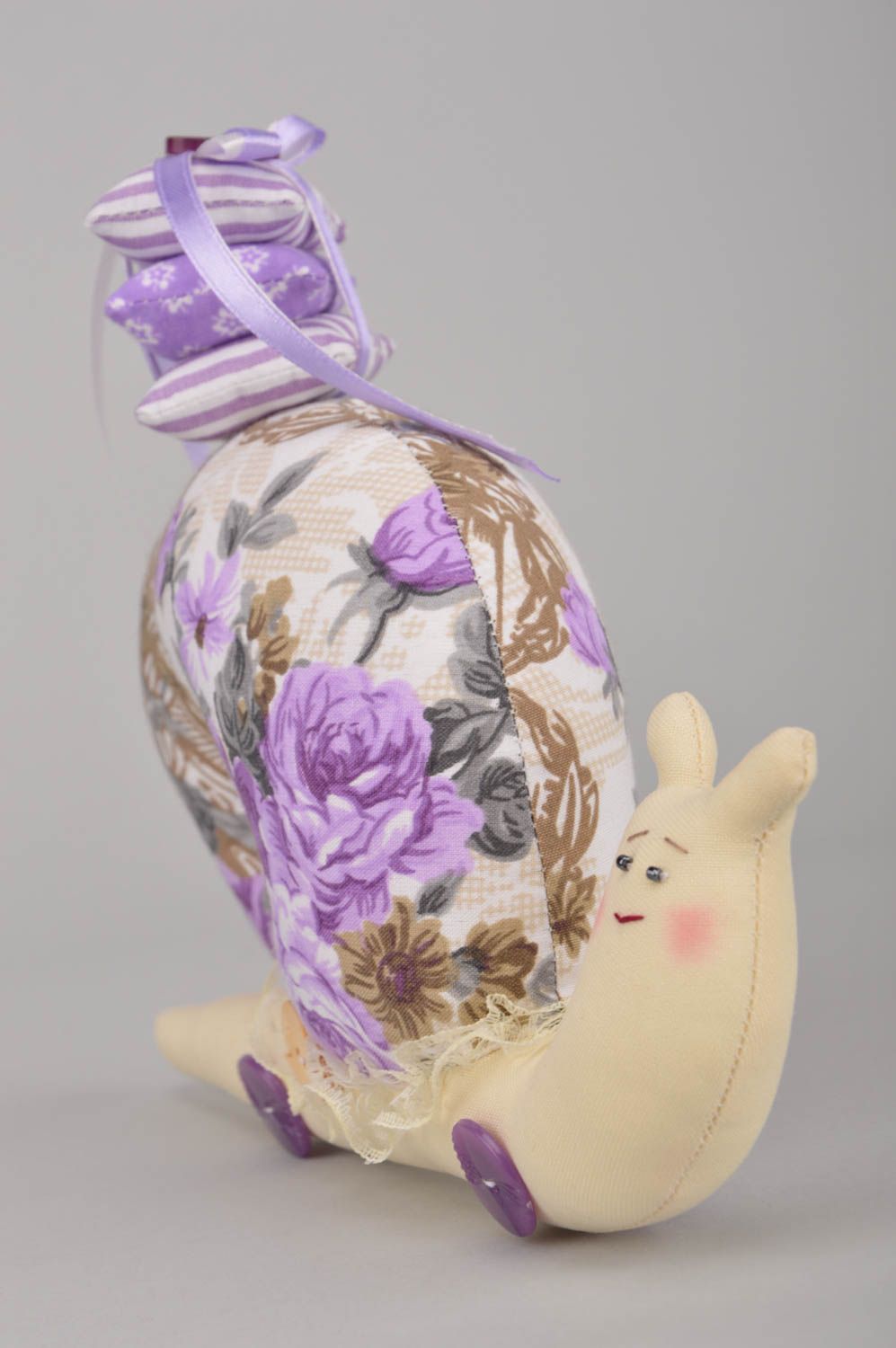 Peluche décorative escargot avec coussins en tissu beige violette faite main photo 5