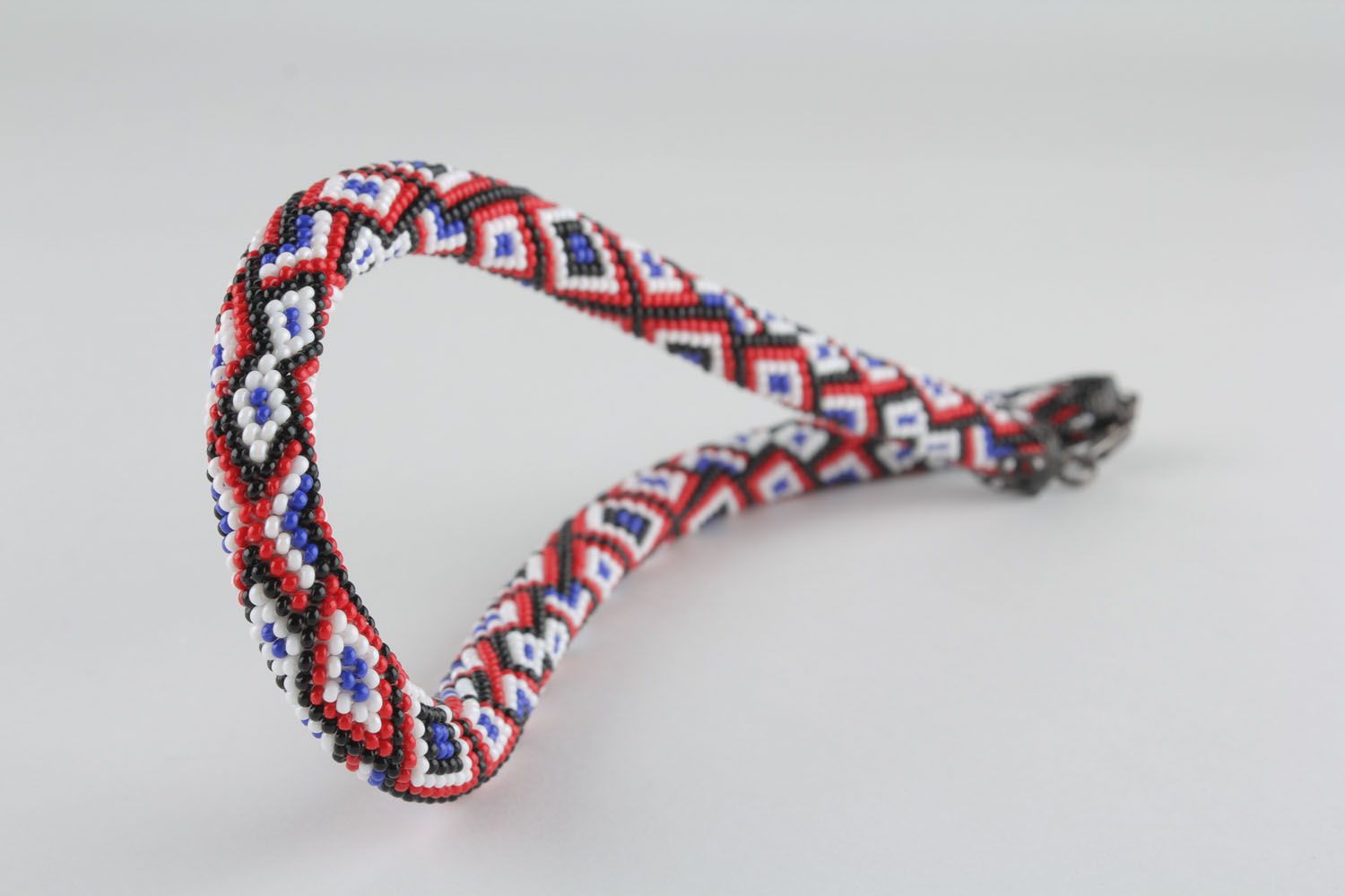 Beaded cord necklace with pattern photo 3