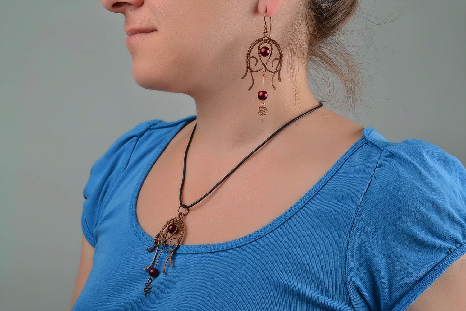 Schmuckset aus Kupfer Collier und Ohrringe mit roten Perlen handmade für Frauen foto 2