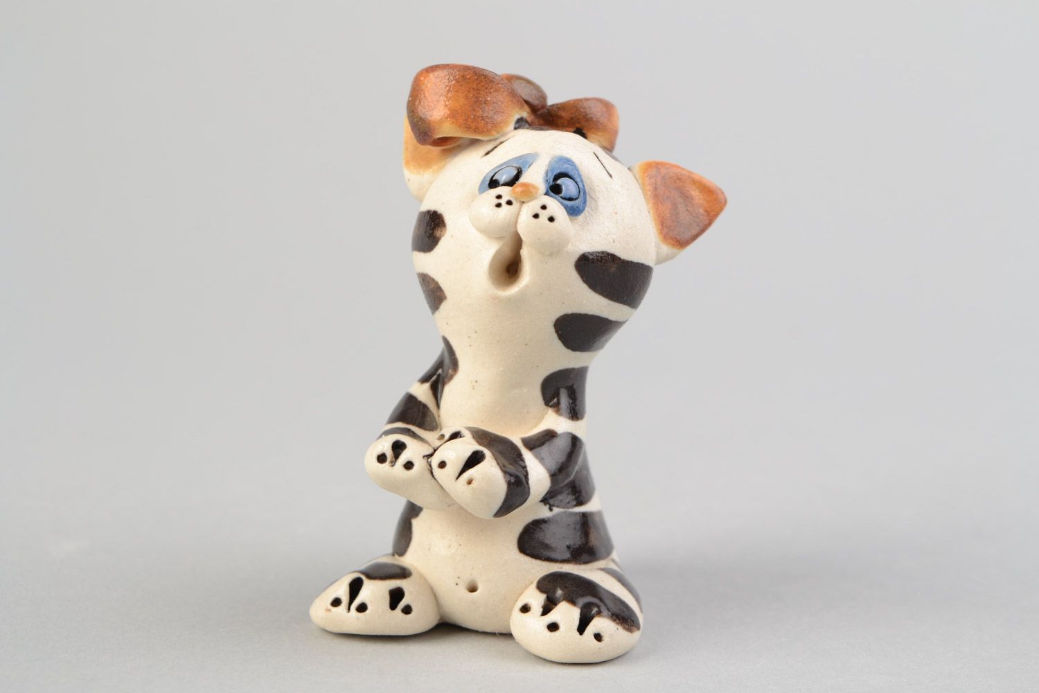 Figura de cerámica con pintura gata con lazo artesanal pequeña  foto 1