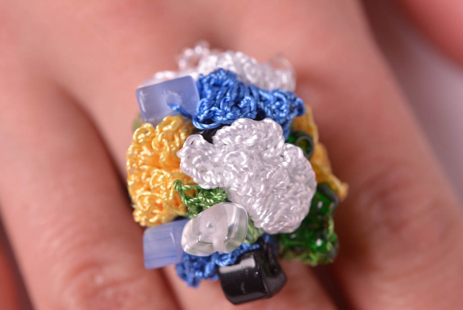 Вязаное украшение кольцо ручной работы бижутерия кольцо из вискозы и шелка фото 3