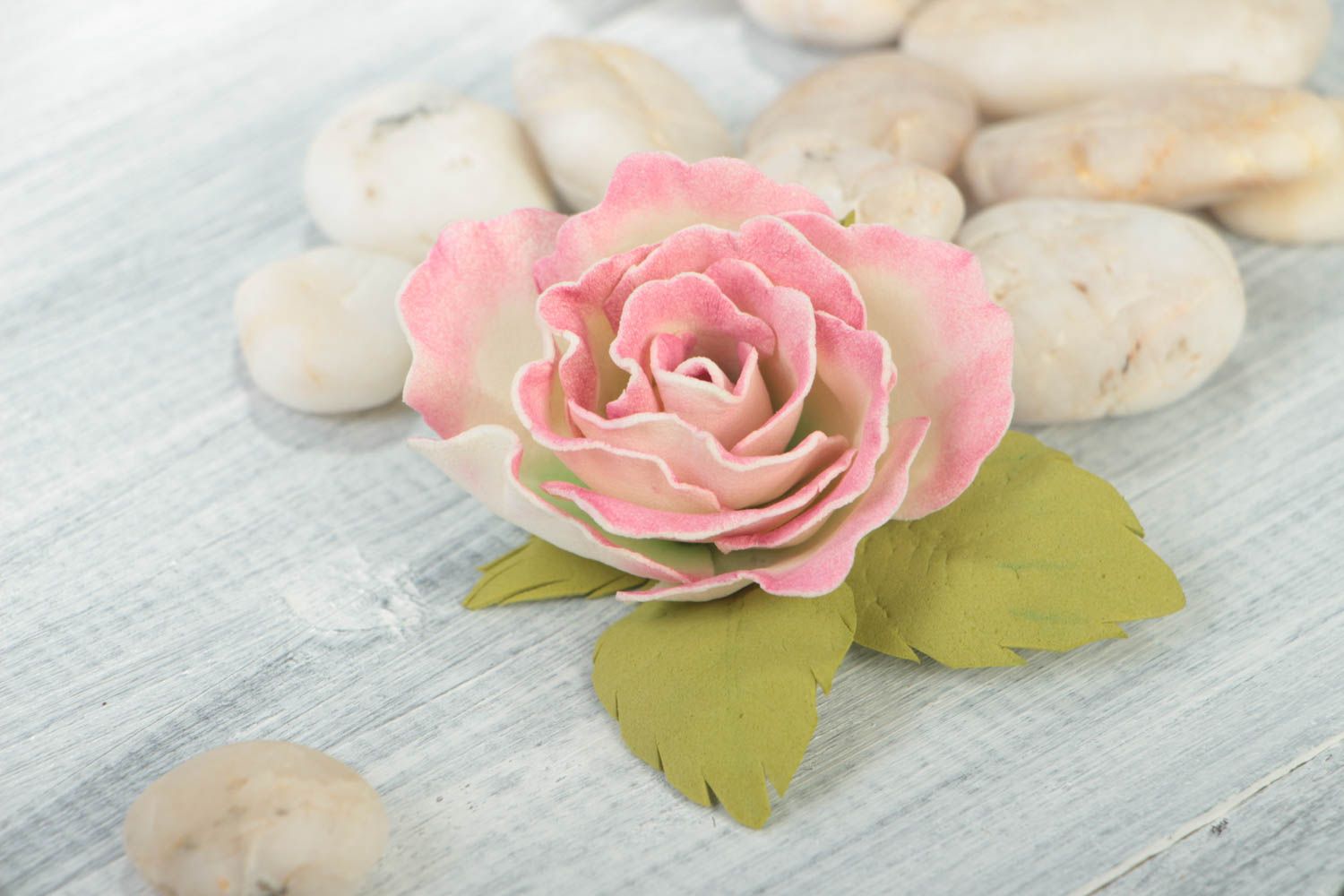 Zärtliche handgemachte Haarklammer mit Blumen aus Foamiran in Form der Rose foto 1
