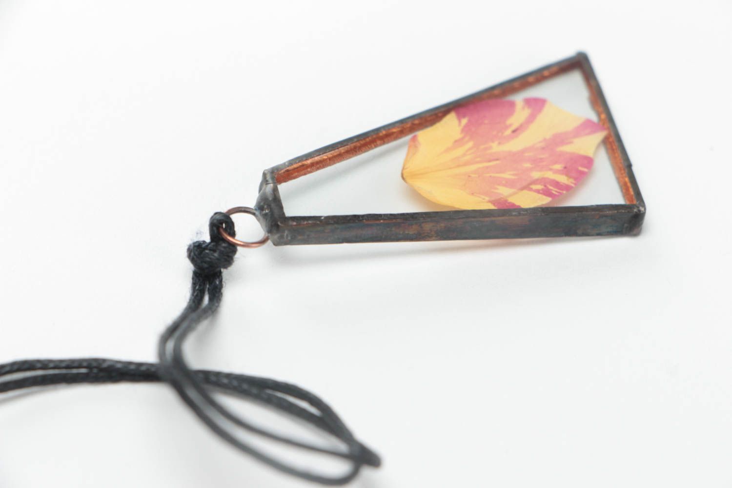 Кулон из стекла в витражной технике ручной работы с лепестком розы авторский фото 4