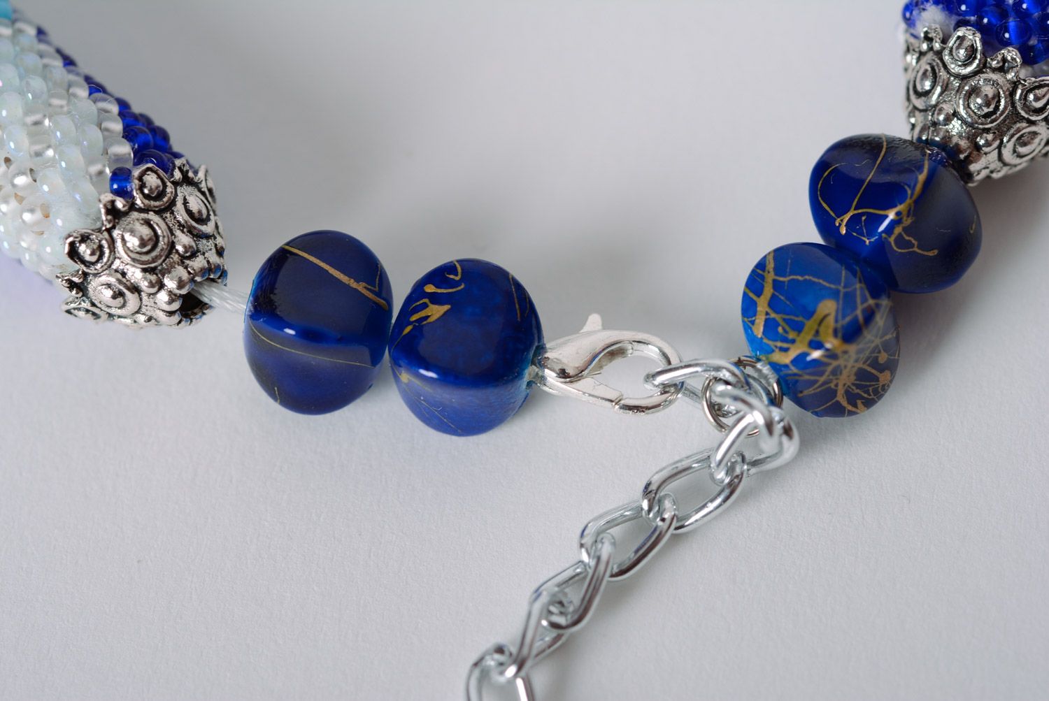 Collier Litze aus Glasperlen mit blauem Muster künstlerisch handmade modisch foto 4