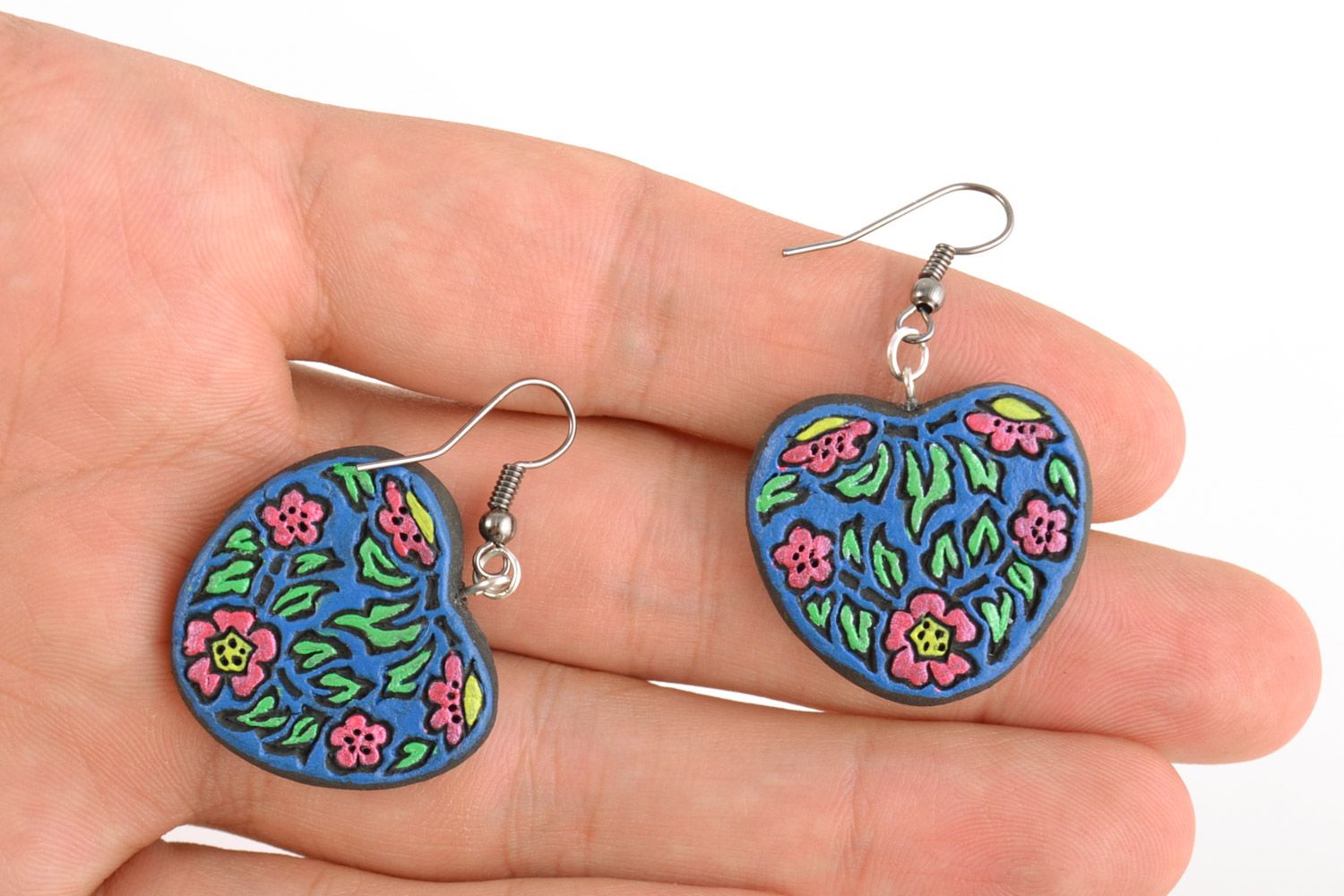 Handmade heart-shaped painted blue ceramic dangling earrings with floral pattern photo 2