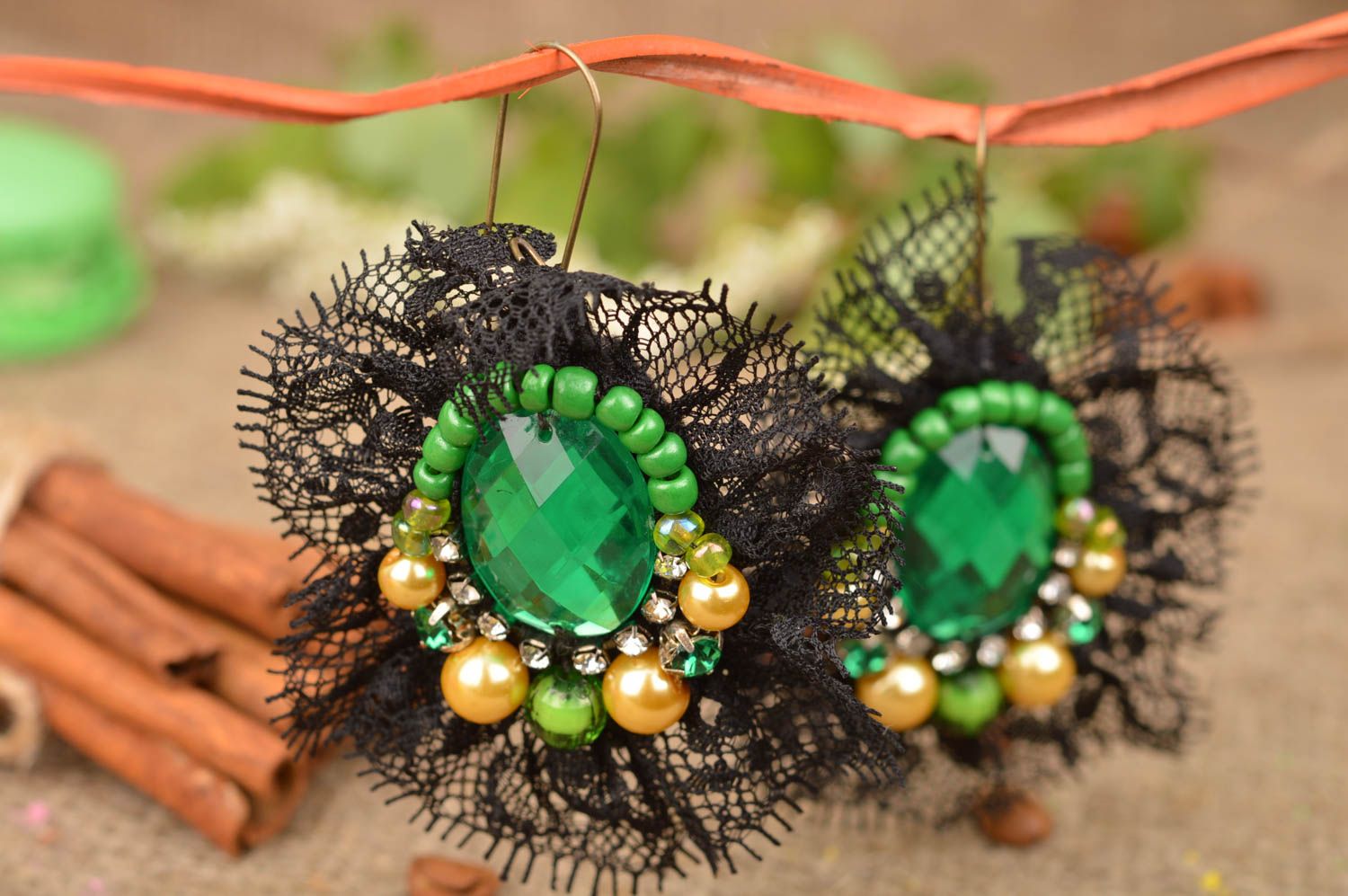 Schöne Ohrringe aus Spitze Glasperlen Rocailles und Strasssteinen handmade foto 1