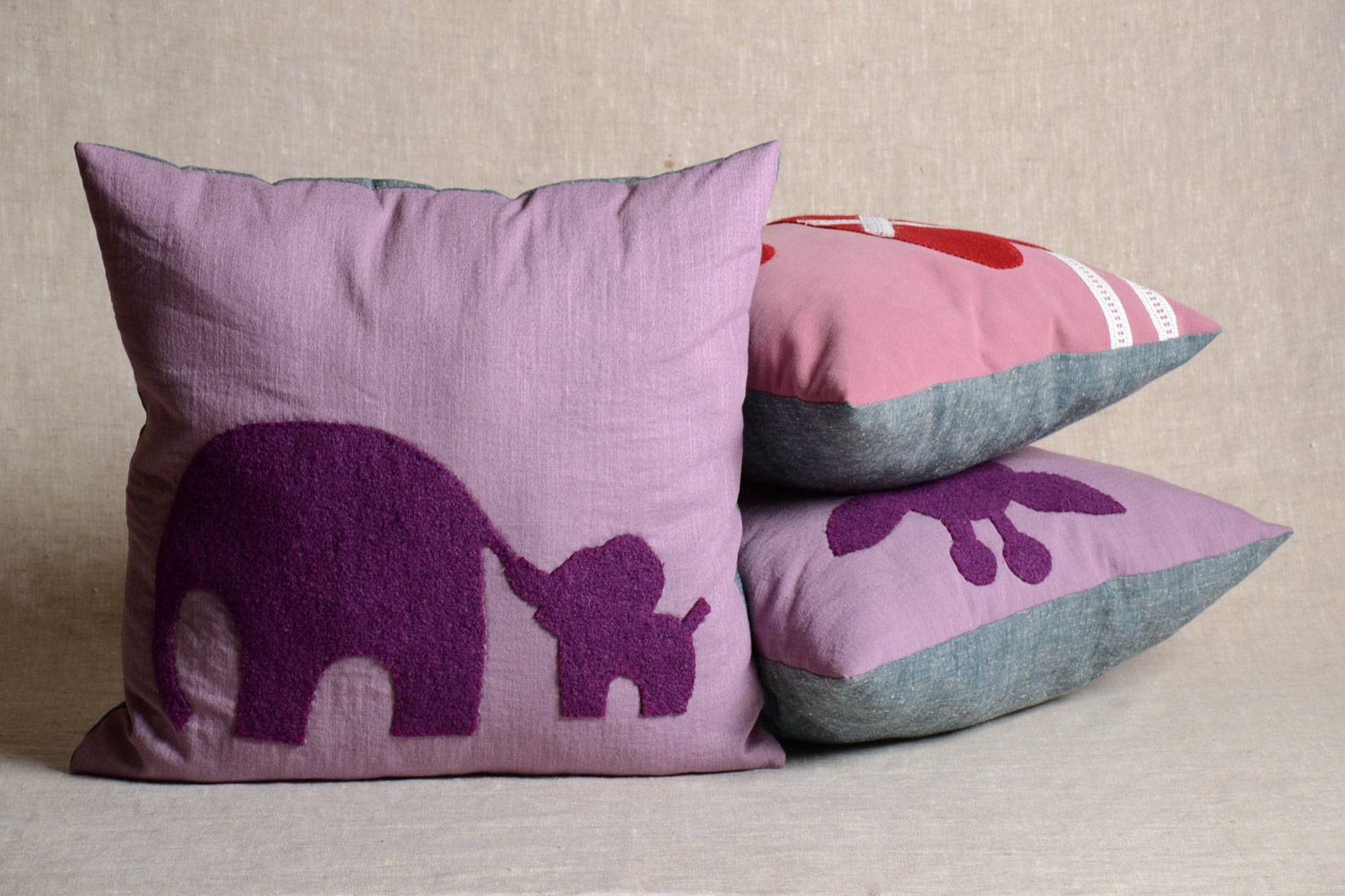 Coussin en tissus appliqué carré mauve et violet fait main pour salon Éléphants photo 1