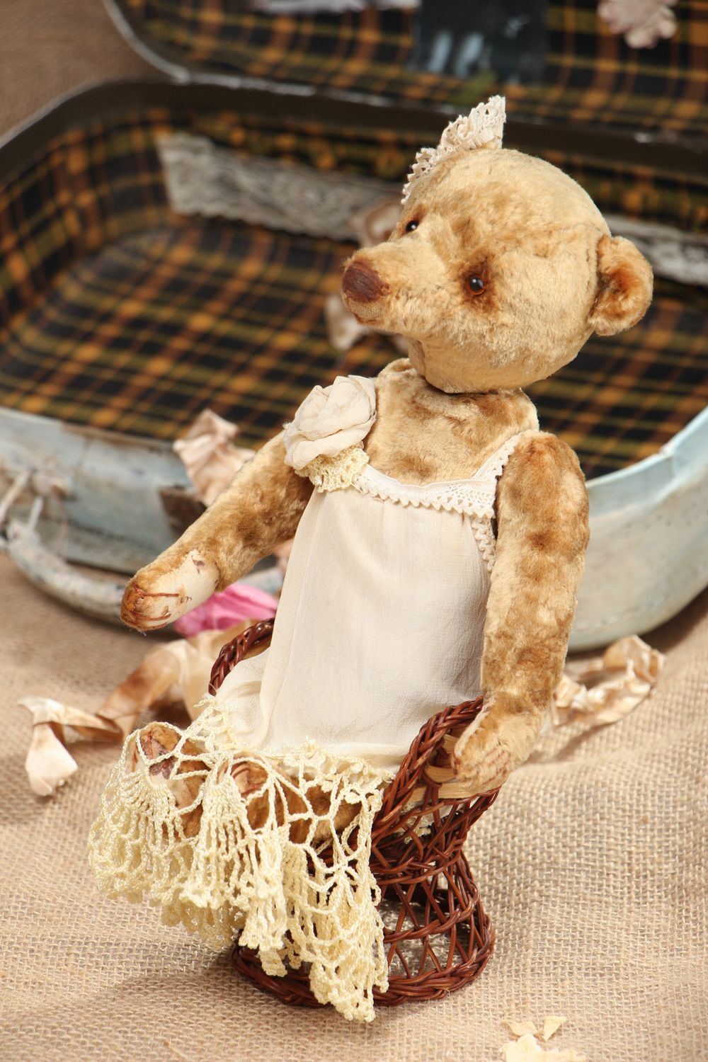 Игрушка в винтажном стиле медведица в светлом платье  фото 5