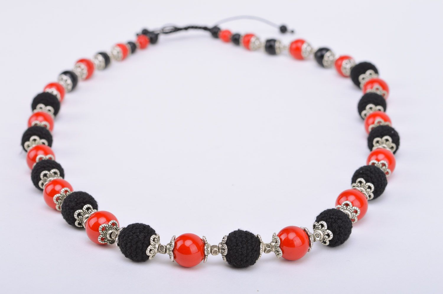 Handmade bright long necklace with crochet over beads of red and black colors photo 2