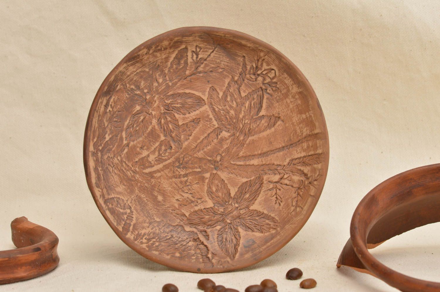 Чайная оригинальная тарелка из красной глины ручной лепки Лесные цветы фото 1
