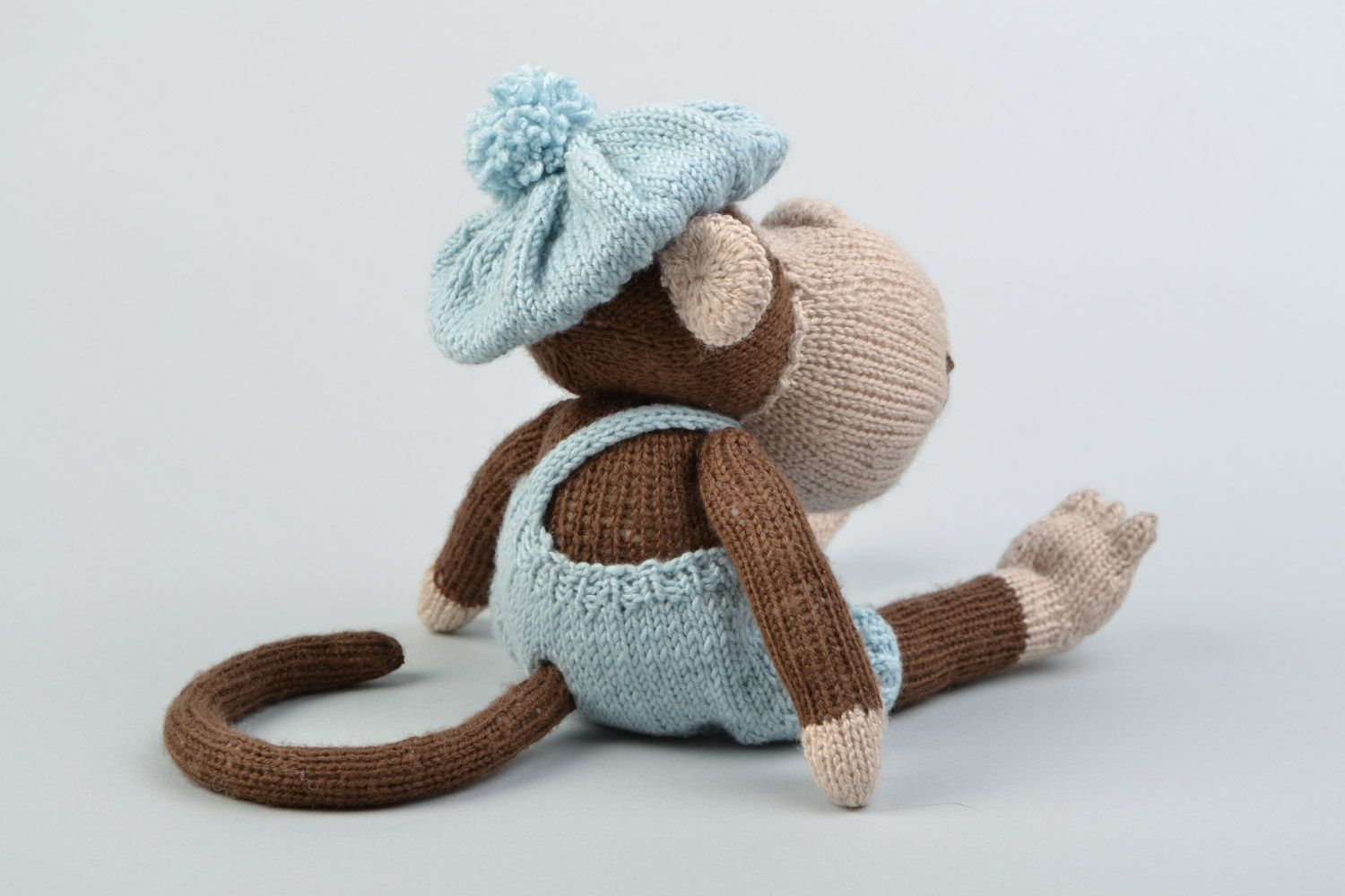Мягкая вязаная игрушка обезьянка в голубом берете ручной работы спицами фото 4