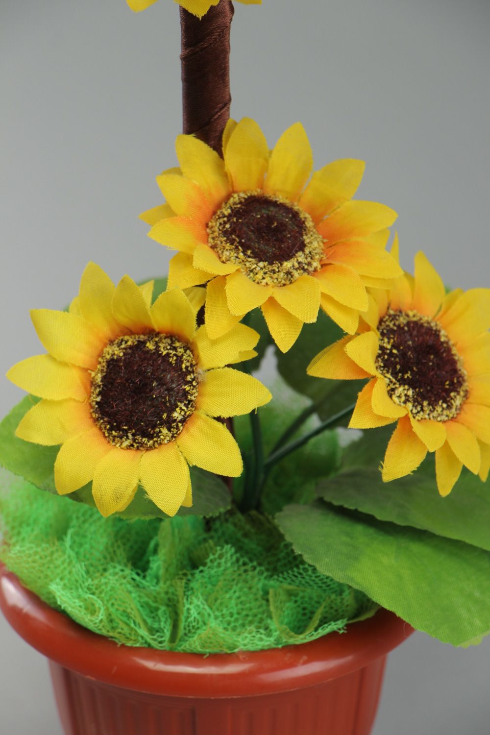 Topiario artesanal de flores artificiales verde amarillo en maceta plástica foto 2