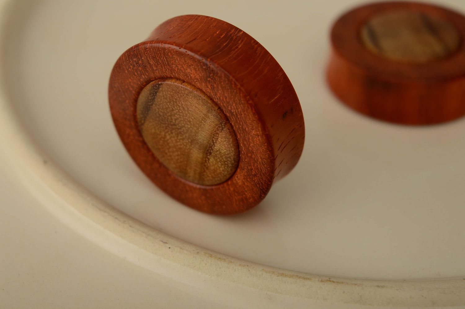 Piercings plugs en bois de padouk originaux photo 2