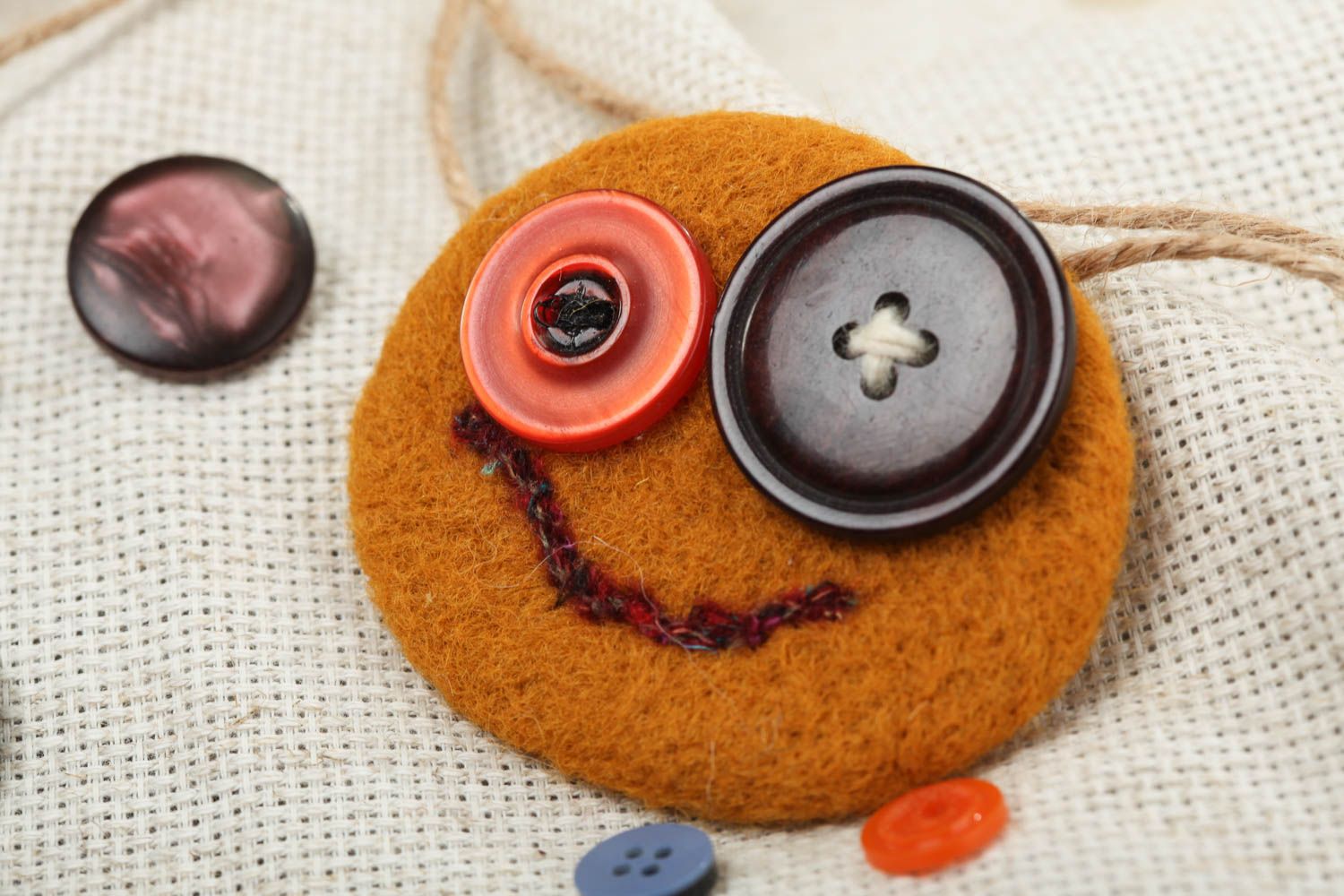 Broche smiley orange en laine feutrée avec boutons ronde originale faite main photo 1