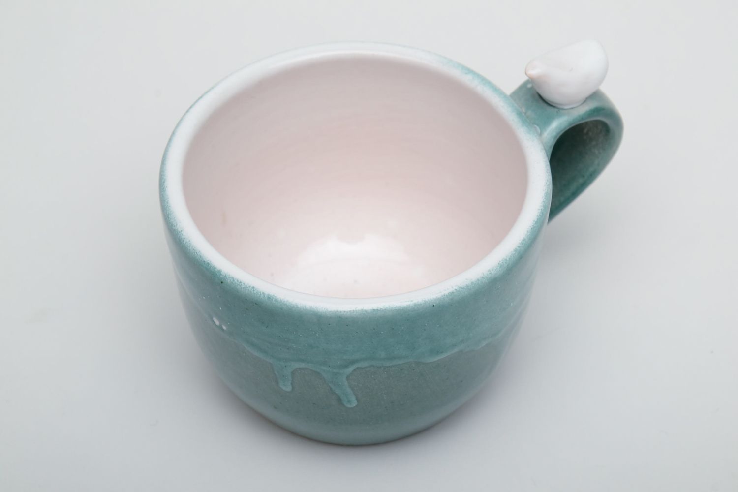 Глазурованная чашка керамическая с птичкой на ручке фото 3