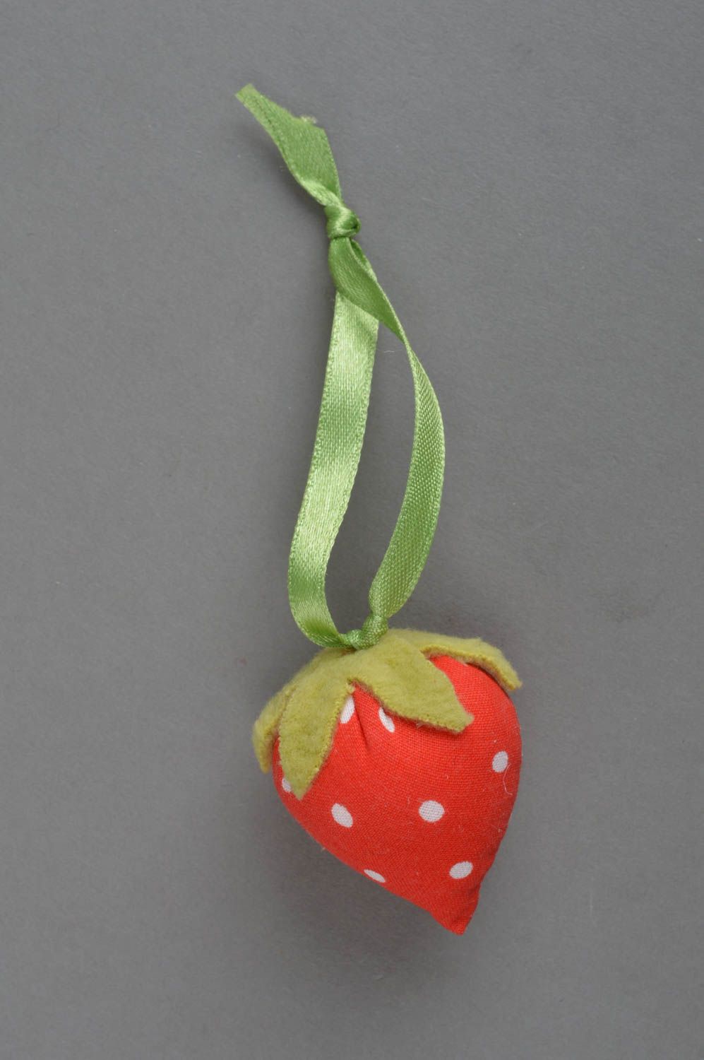 Petite fraise à suspendre faite main décoration d'intérieur et jouet miniature photo 5