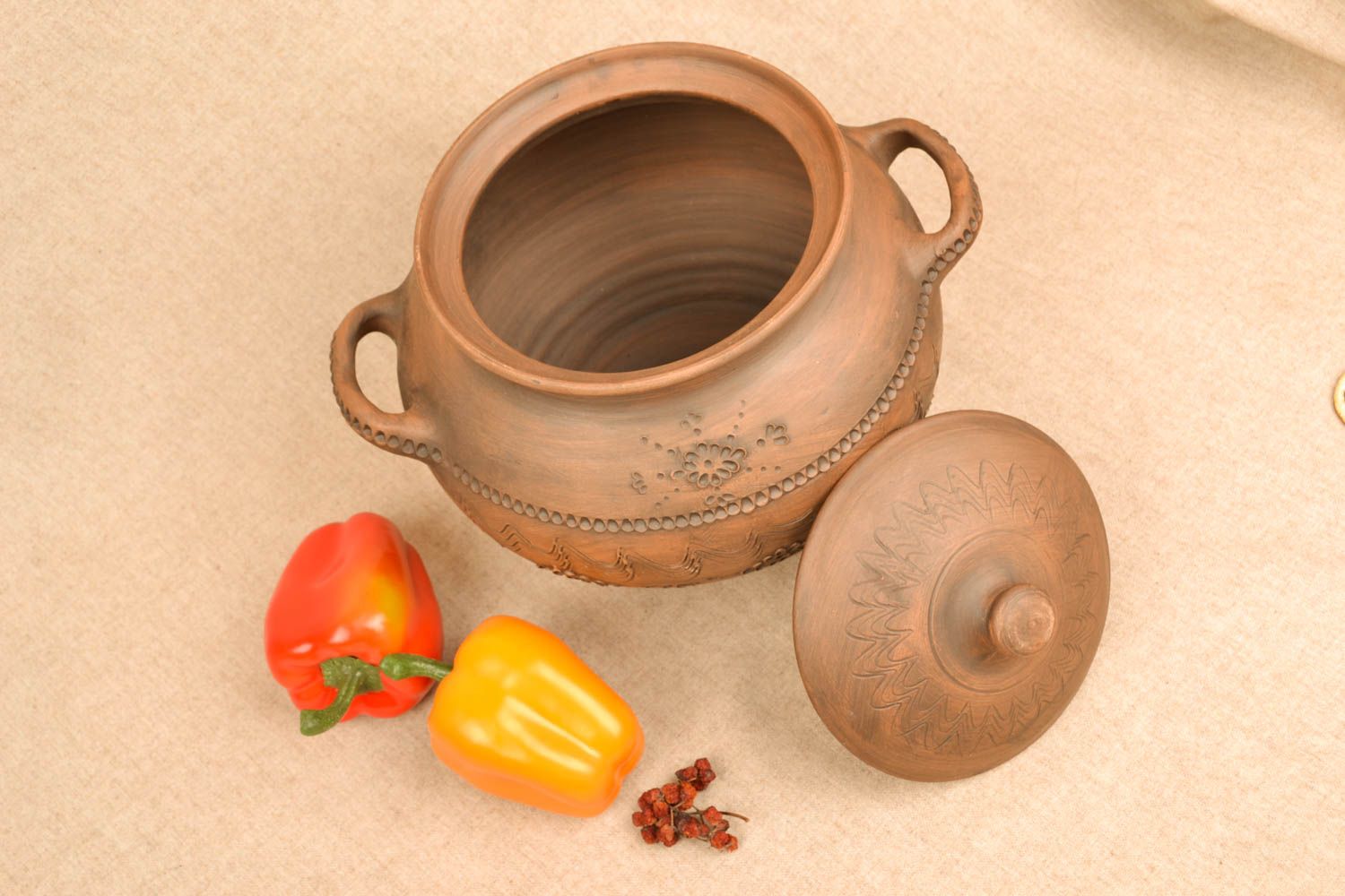 Ceramic pot with ornament photo 5
