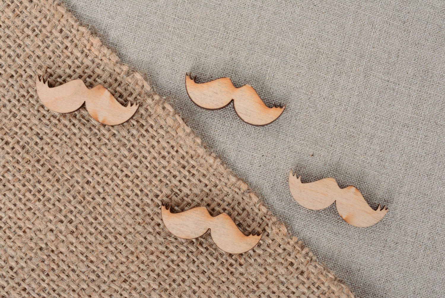 Moustache en bois brut pour création photo 2