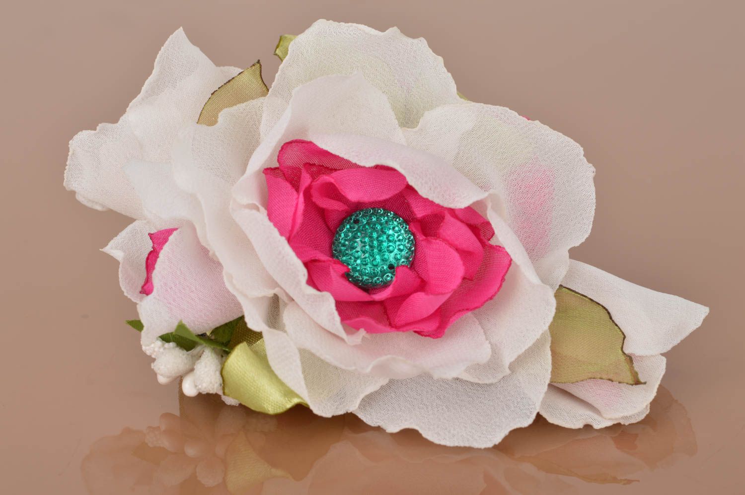 Broche grande fleur en mousseline de soie faite main blanc-rose design photo 2