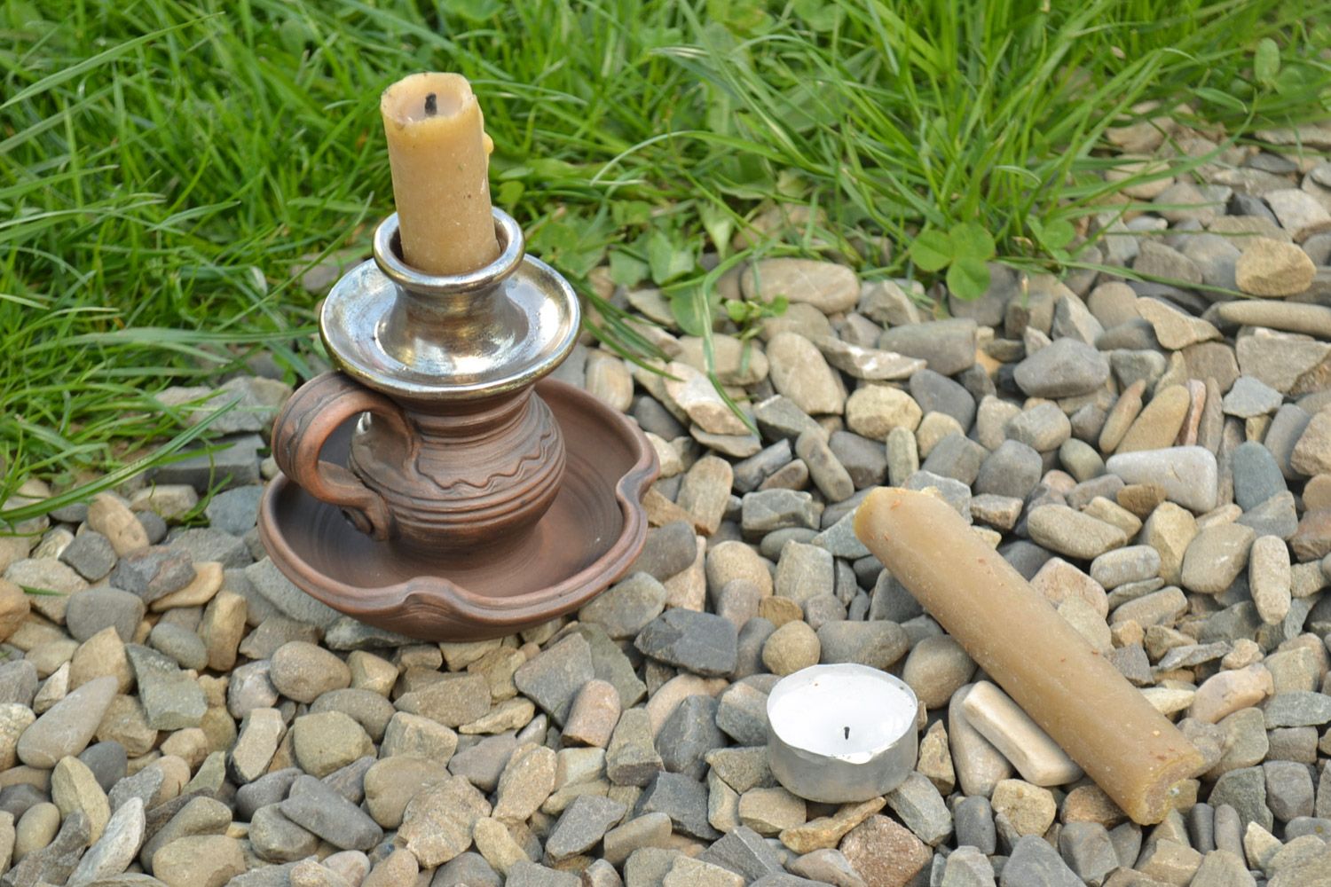 Candelero de arcilla hecho a mano para una vela marrón foto 1