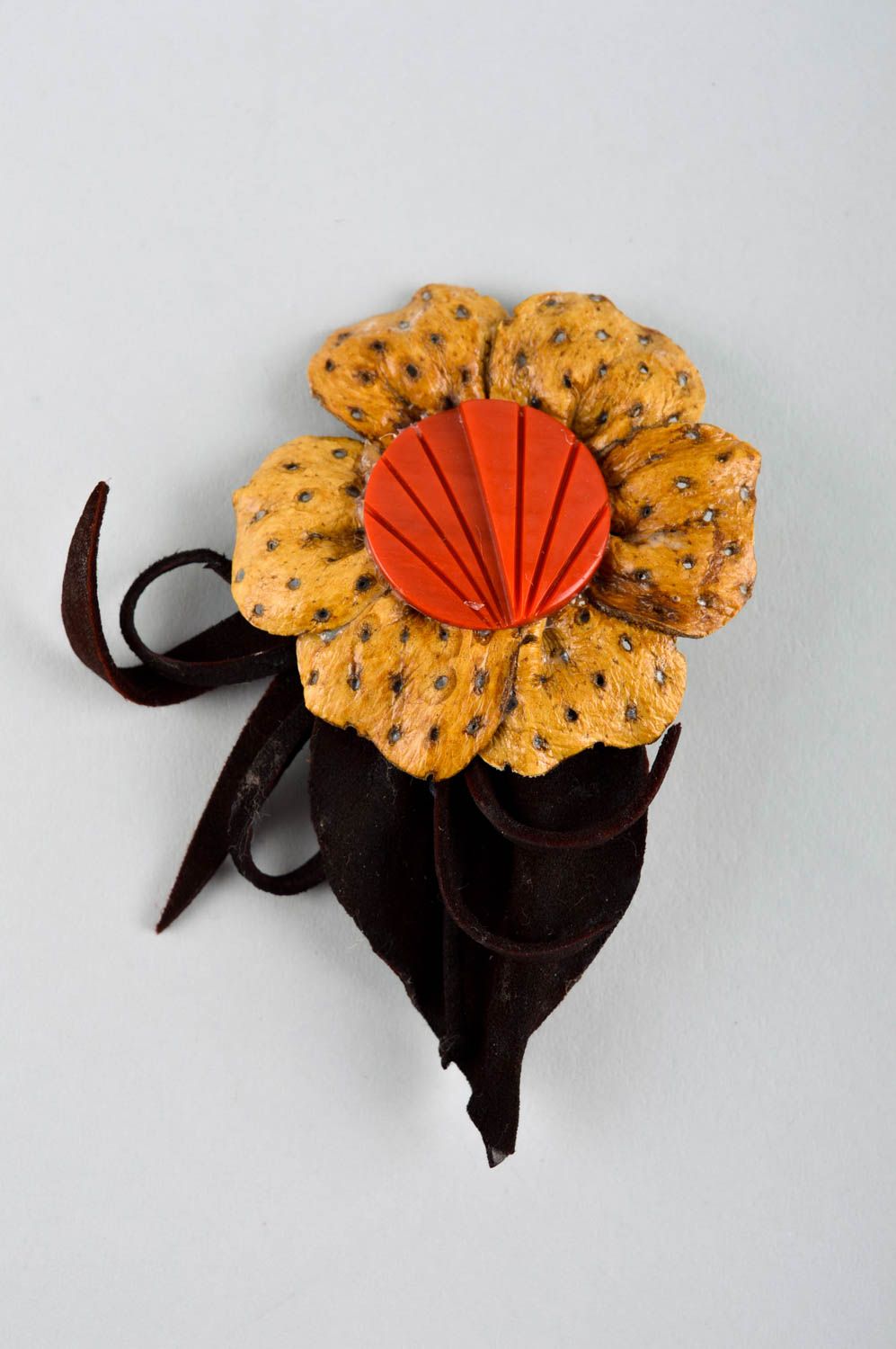 Broche fleur Bijou fantaisie fait main noir jaune Accessoire en cuir naturel photo 2
