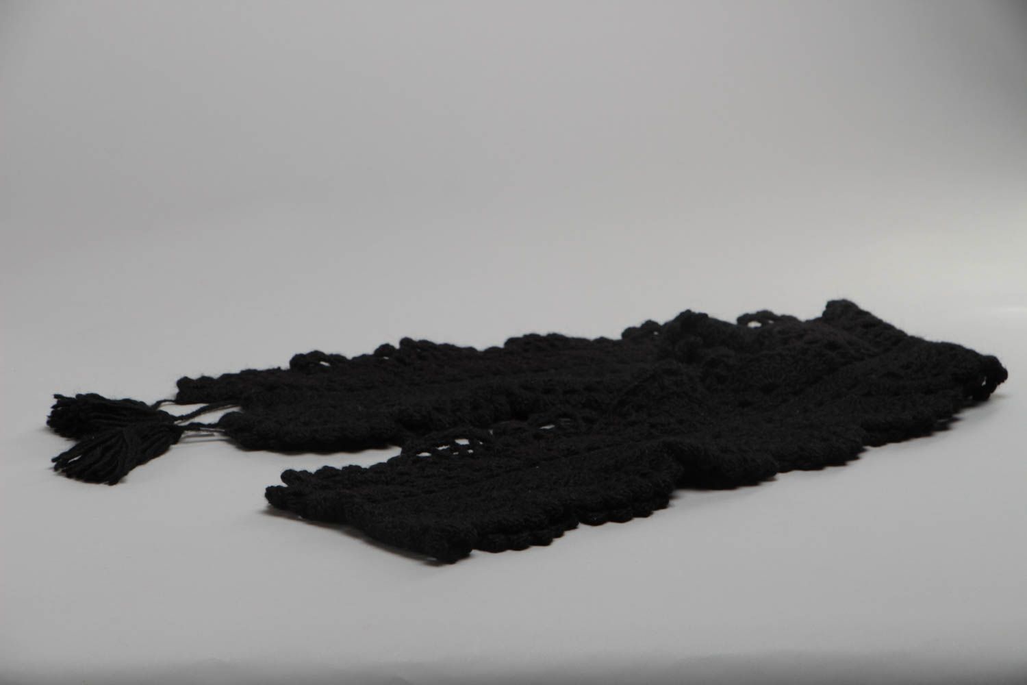 Черный вязаный крючком шарф из мохера ручной работы оригинальный красивый фото 3