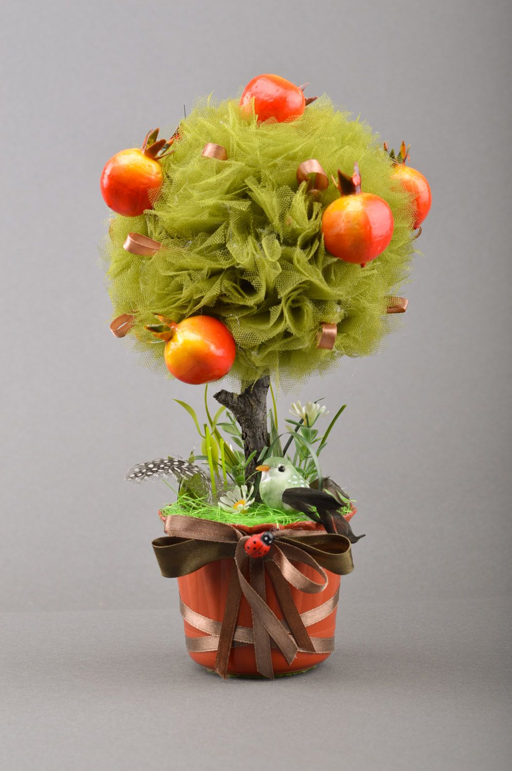 Handmade Deko Topiary aus Tüll und Schleifen mit Granatäpfeln und Vogel  foto 2
