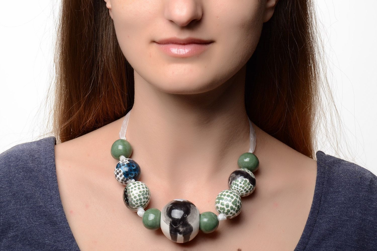 Крупное глиняное ожерелье с росписью эмалями на шнуре ручной работы серо-зеленое фото 1