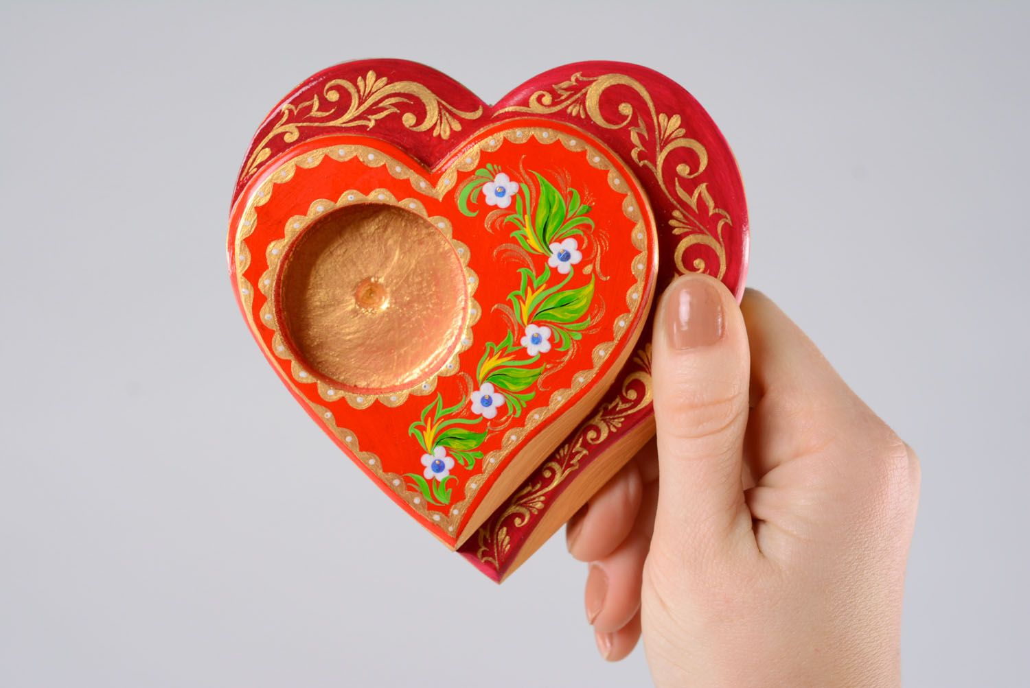 Heart-shaped wooden candlestick photo 3