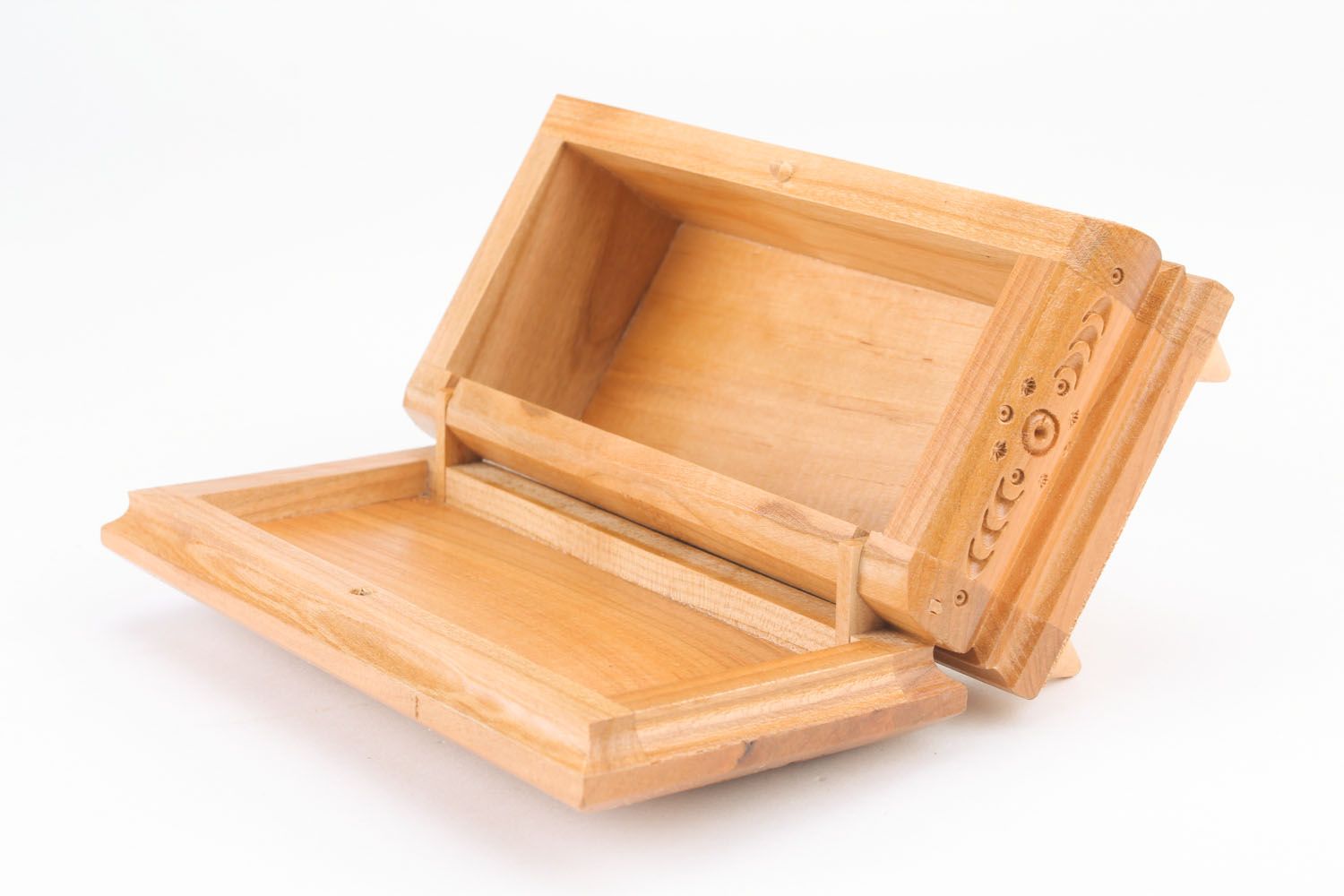 Caja de madera tallada a mano foto 3