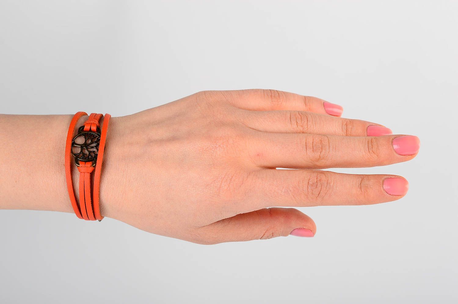 Кожаный браслет хэнд мэйд браслет на руку оранжевый яркий украшение из кожи фото 2