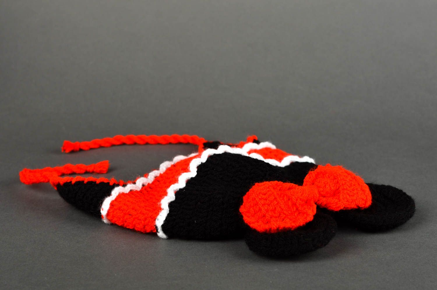 Gehäkelte Kindermütze handmade Häkel Accessoire handgemachte Mütze schwarz rot foto 1