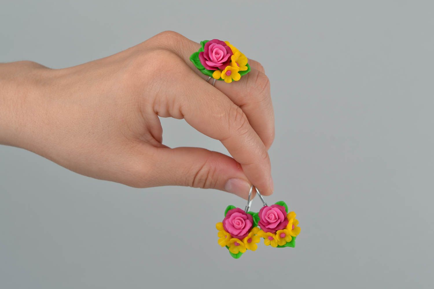 Набор украшений из полимерной глины ручной работы серьги и кольцо с цветами фото 2