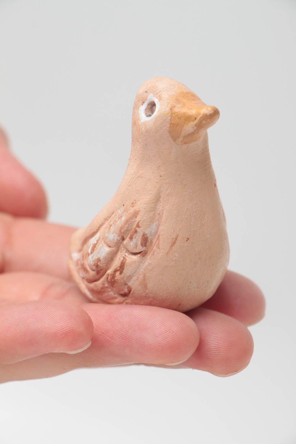 Handgemachte Lippenpfeife aus Ton im Öko Stil klein in Form vom Vogel bemalt foto 5