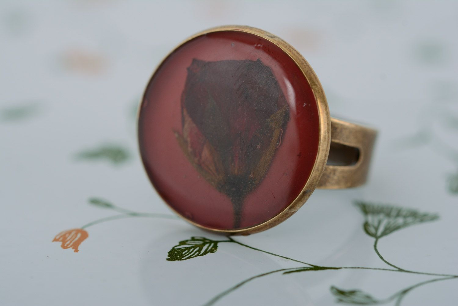 Handgemachter Vintage Ring mit Pflanze im Epoxidharz und Metall foto 4