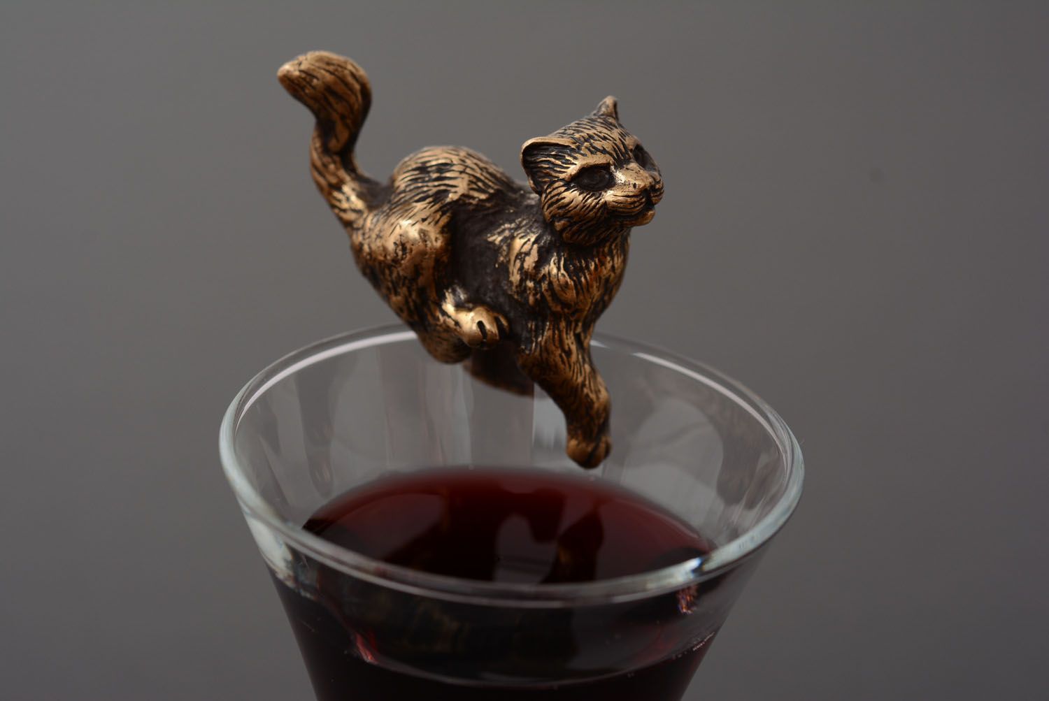 Figurilla de bronce Gato compañero de bebida foto 1
