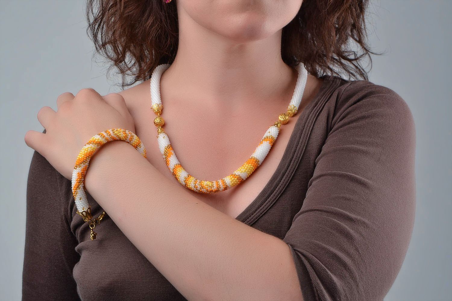Parure de bijoux en perles de rocaille faits main collier et bracelet blanc-doré photo 2