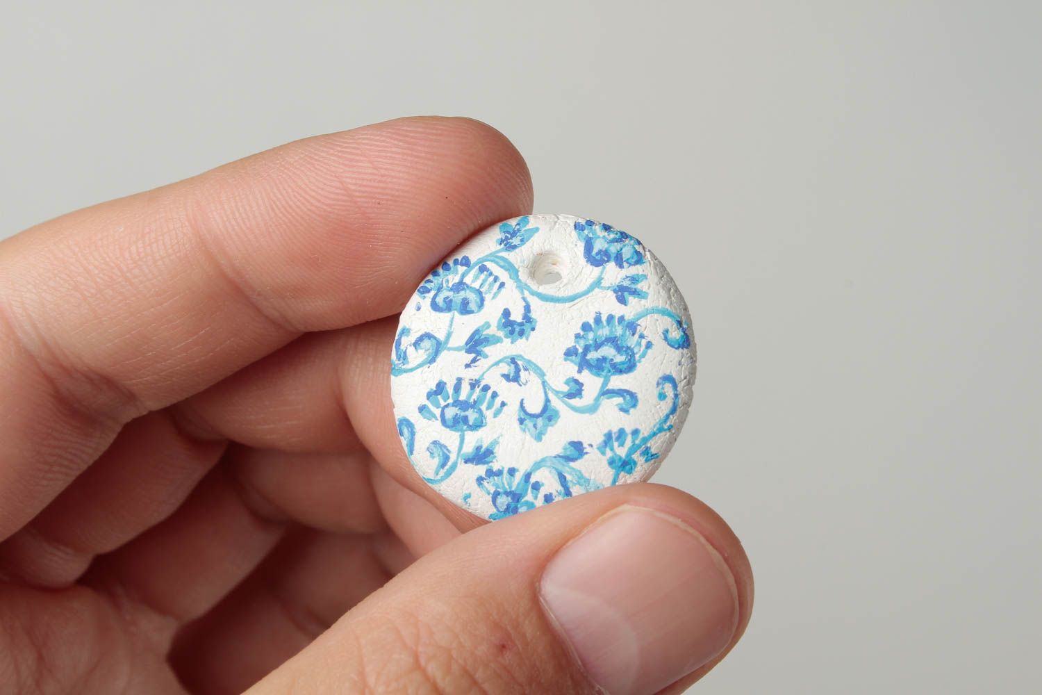 Pendentif blanc à motif bleu Bijou fait main en pâte polymère Cadeau femme photo 2