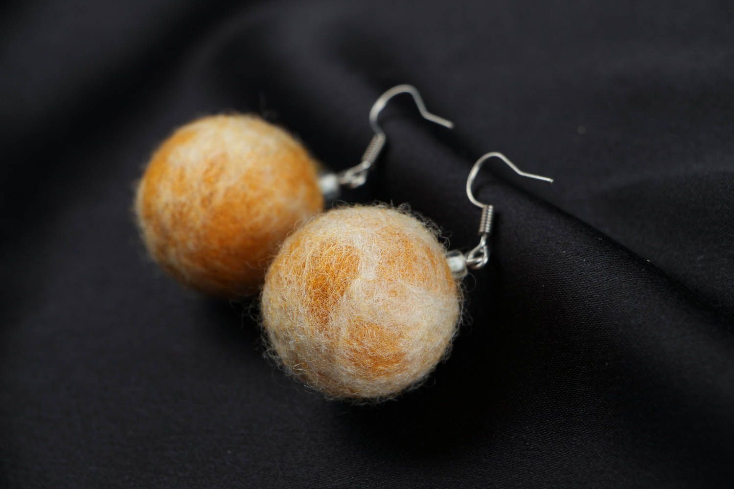 Boucles d'oreilles boules en laine feutrée  photo 2