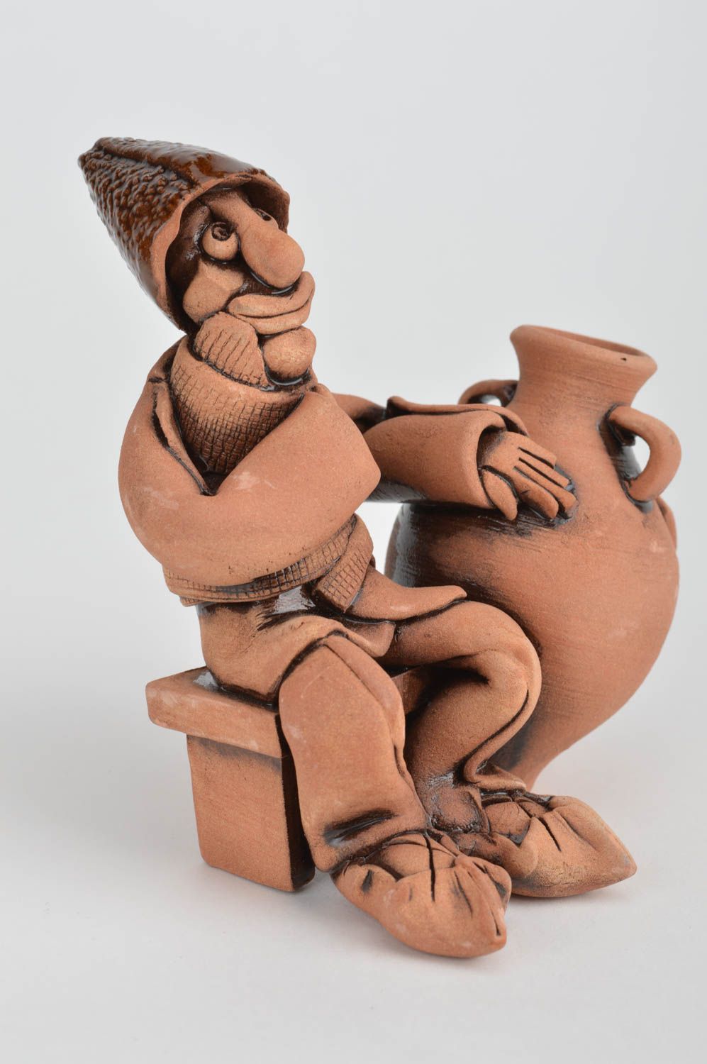 Figurilla cerámica artesanal decorativa con forma de vinicultor con jarro foto 5