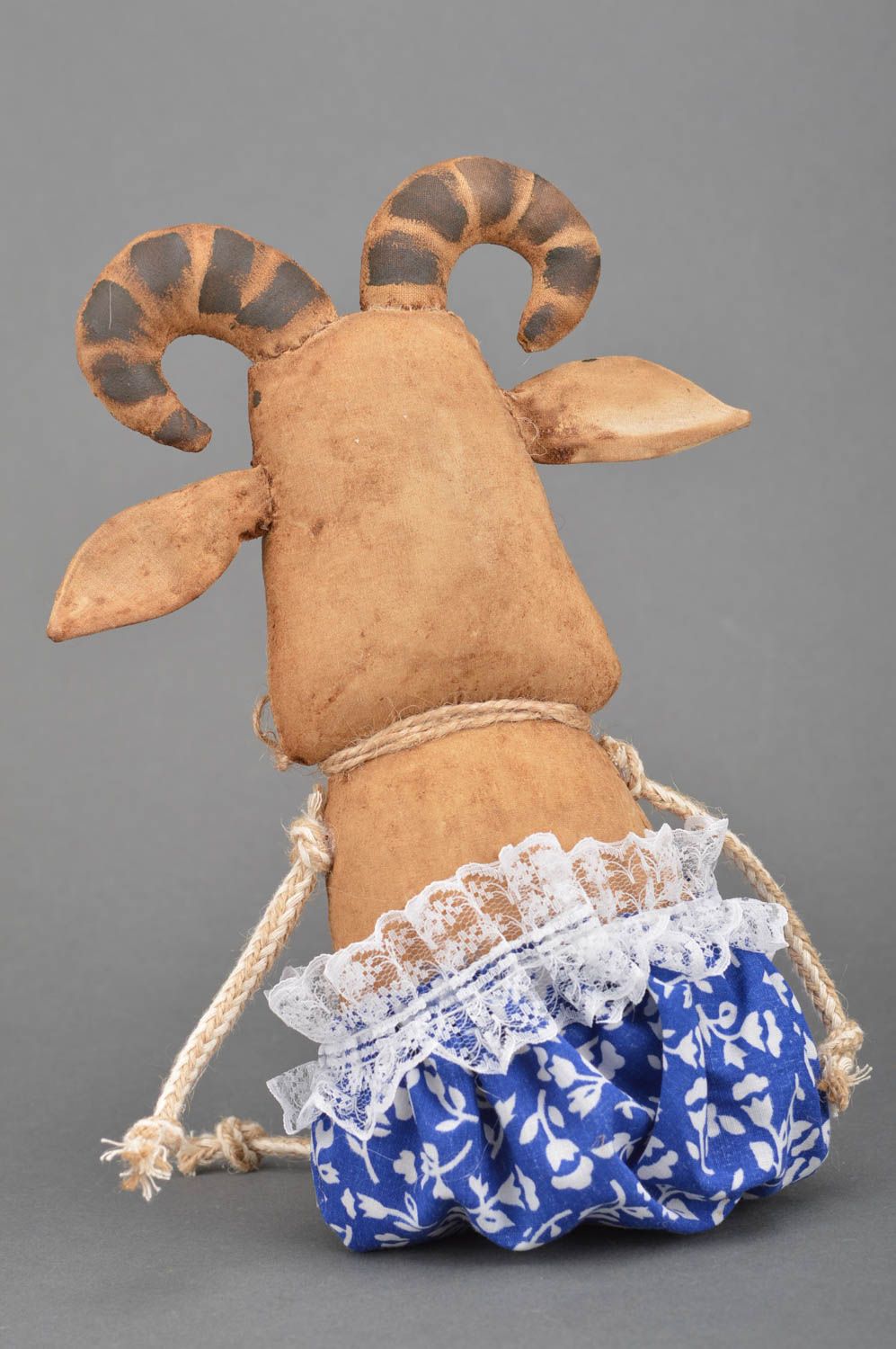 Интерьерная игрушка Козлик из хлопка коричневый красивый декор ручной работы фото 5
