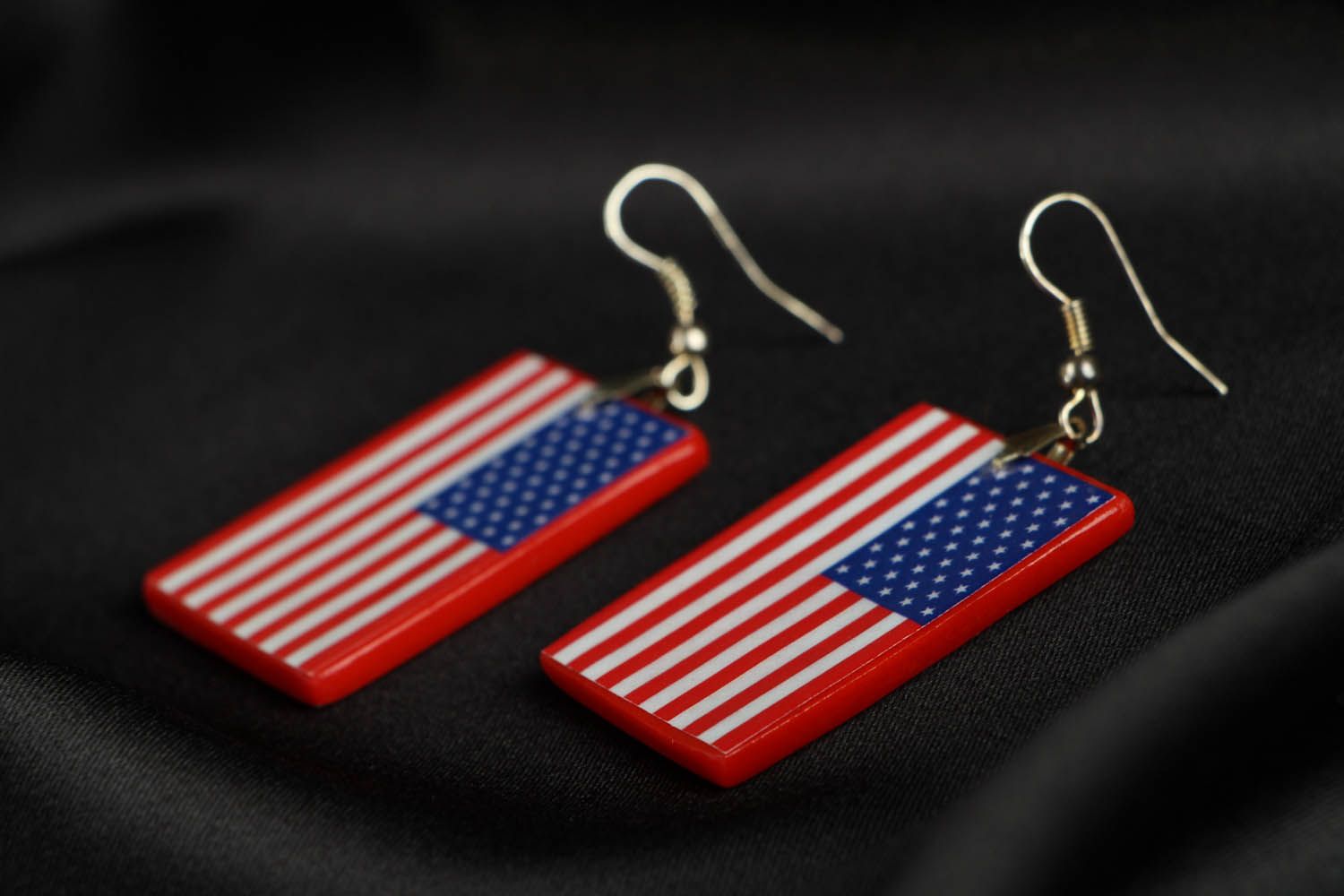 Brincos artesanais de cerâmica plástica e decorados com a imagem da bandeira dos Estados Unidos foto 2