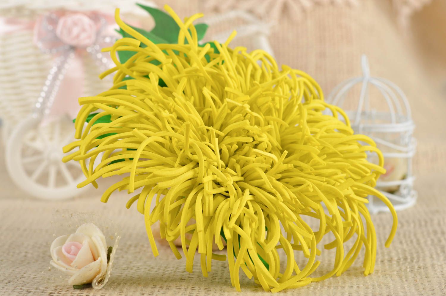 Брошь ручной работы заколка для волос цветок из фоамирана желтого цвета фото 1