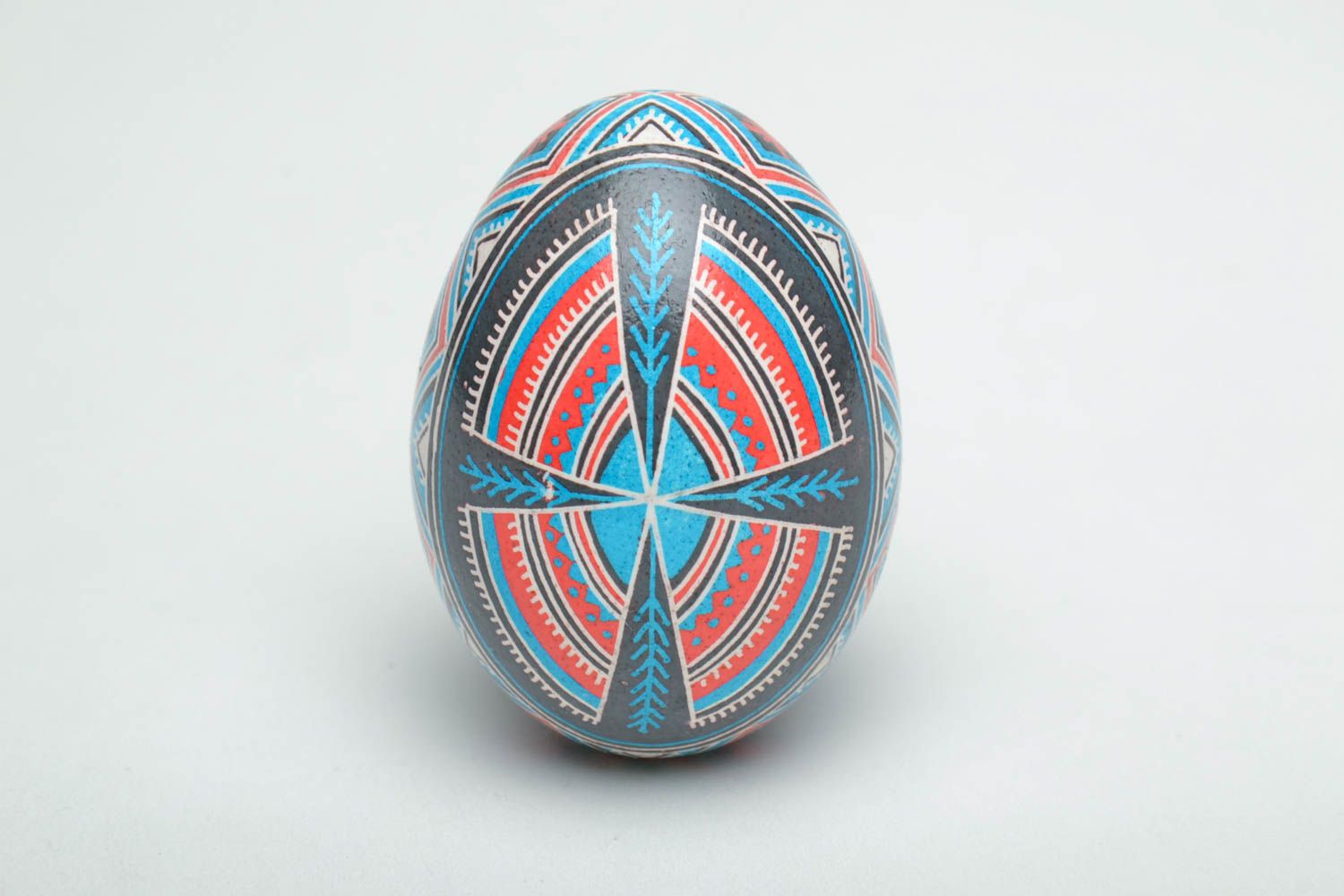 Œuf de Pâques pyssanka fait main peint de couleurs d'aniline et de cire photo 2