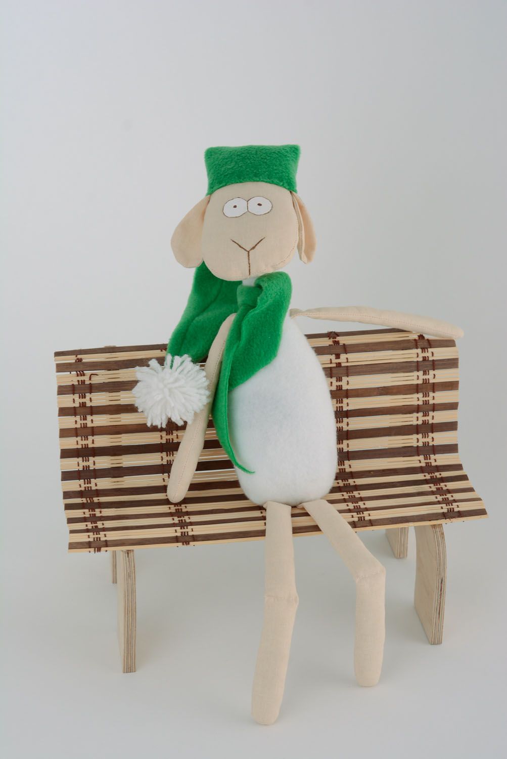 Brinquedo macio têxtil feito à mão Ovelha num chapéu verde foto 1
