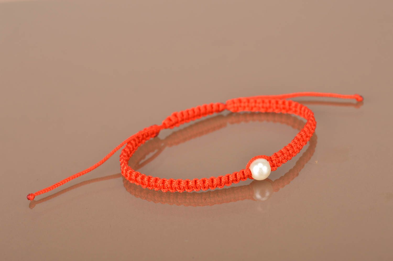 Bracelet fin en lacet ciré fait main rouge avec perle d'imitation joli élégant photo 2