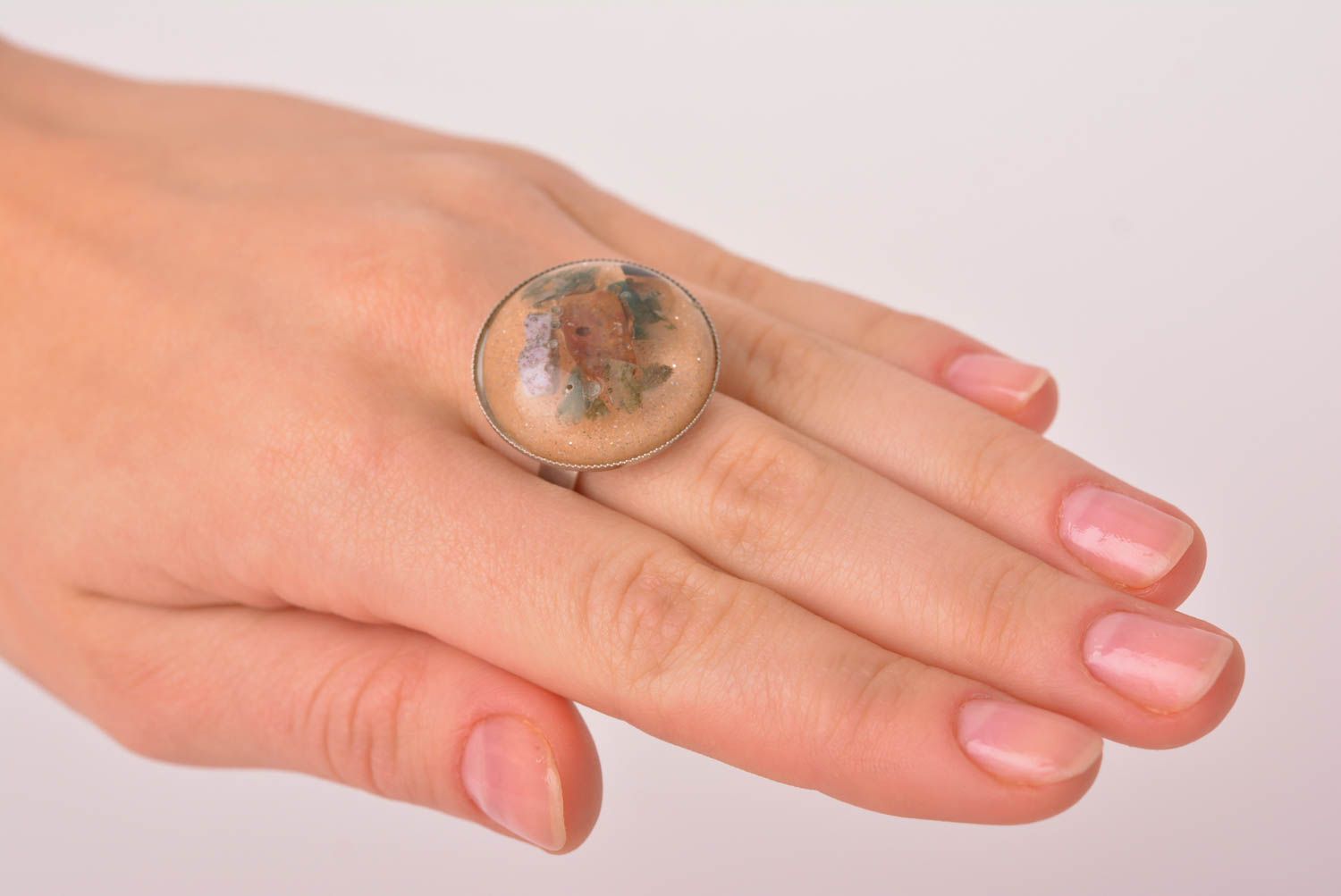 Кольцо ручной работы кольцо из эпоксидной смолы женское кольцо круглое фото 3