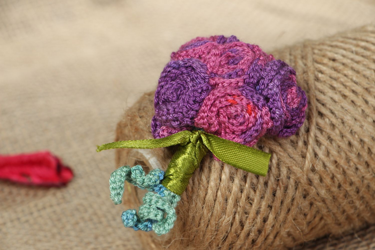 Broche tricotée au crochet originale violette photo 5
