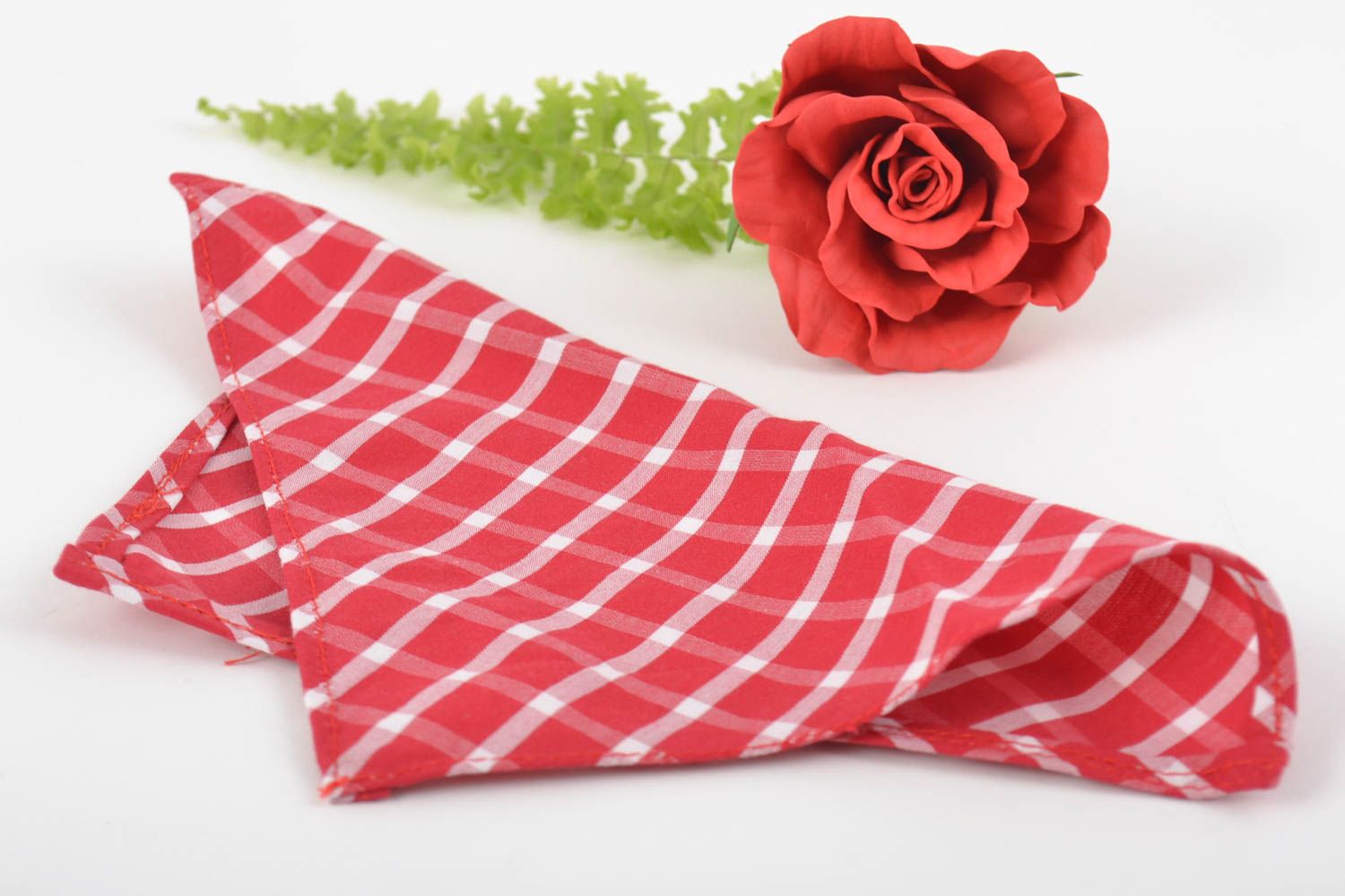 Клетчатый коттоновый нагрудный платок ручной работы красный с белым для пиджака фото 1