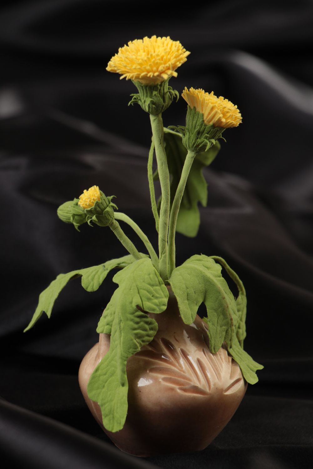 Composition florale en pâte polymère faite main Pissenlits jaunes en pot photo 1